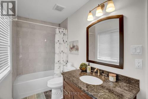 17 Lagoon Avenue, Hamilton (Hamilton Beach), ON - Indoor Photo Showing Bathroom