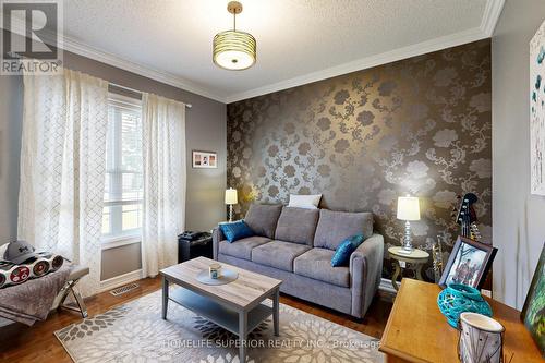 4568 Paynes Crescent, Clarington, ON - Indoor Photo Showing Living Room