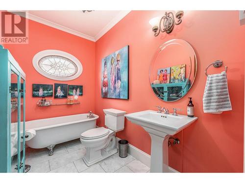 622 5Th Avenue, Fernie, BC - Indoor Photo Showing Bathroom