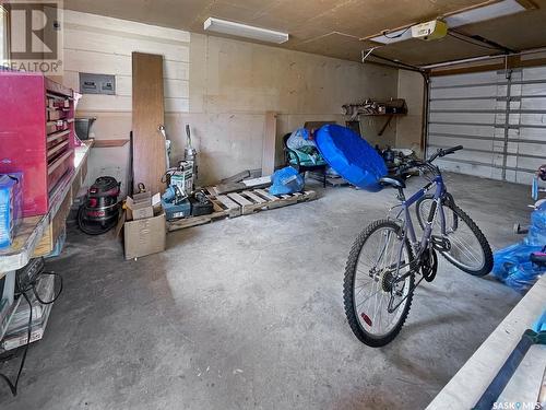 1147 Sidney Street E, Swift Current, SK - Indoor Photo Showing Garage