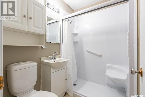 233 U Avenue N, Saskatoon, SK - Indoor Photo Showing Bathroom