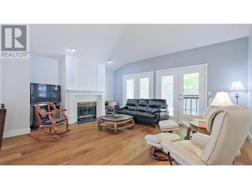 950 Lanfranco Road Unit# 45, Kelowna, BC - Indoor Photo Showing Living Room With Fireplace