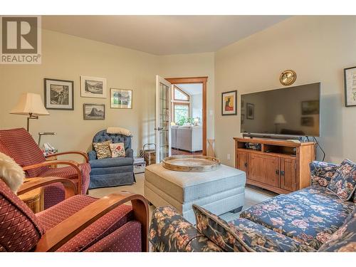 15714 Whiskey Cove Road, Lake Country, BC - Indoor Photo Showing Living Room