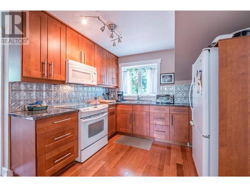 15714 Whiskey Cove Road, Lake Country, BC - Indoor Photo Showing Kitchen With Double Sink