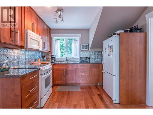 15714 Whiskey Cove Road, Lake Country, BC - Indoor Photo Showing Kitchen With Double Sink