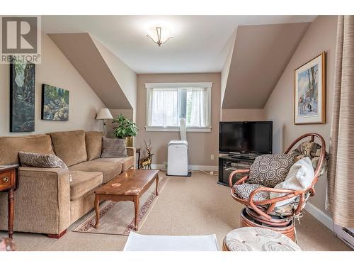 15714 Whiskey Cove Road, Lake Country, BC - Indoor Photo Showing Living Room