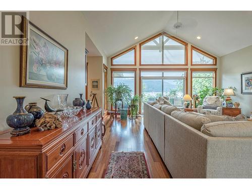 15714 Whiskey Cove Road, Lake Country, BC - Indoor Photo Showing Living Room