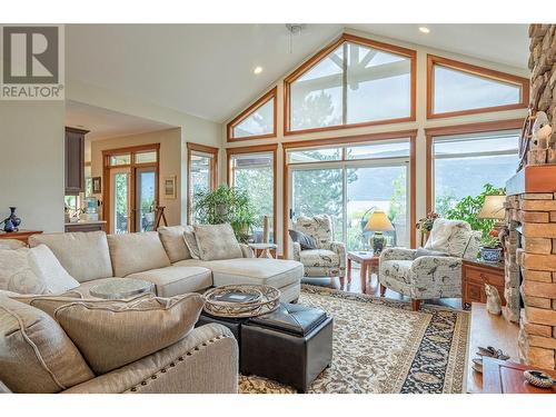 15714 Whiskey Cove Road, Lake Country, BC - Indoor Photo Showing Living Room