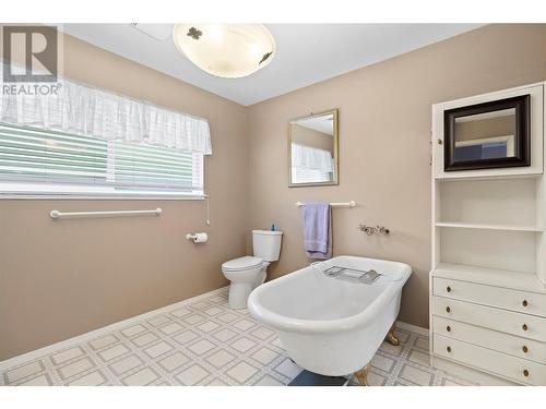 2856 Hilltop Road, Blind Bay, BC - Indoor Photo Showing Bathroom