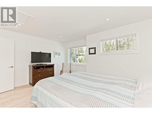 129 Summer Wood Drive, Kelowna, BC - Indoor Photo Showing Bedroom