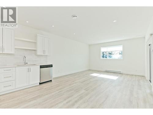 129 Summer Wood Drive, Kelowna, BC - Indoor Photo Showing Kitchen