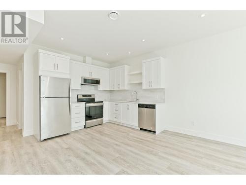 129 Summer Wood Drive, Kelowna, BC - Indoor Photo Showing Kitchen With Stainless Steel Kitchen