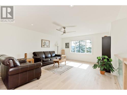 129 Summer Wood Drive, Kelowna, BC - Indoor Photo Showing Living Room