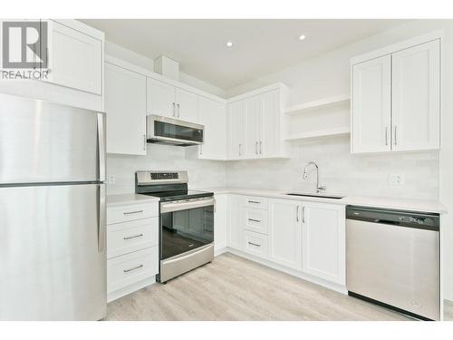 129 Summer Wood Drive, Kelowna, BC - Indoor Photo Showing Kitchen With Stainless Steel Kitchen With Upgraded Kitchen