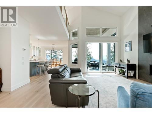 129 Summer Wood Drive, Kelowna, BC - Indoor Photo Showing Living Room