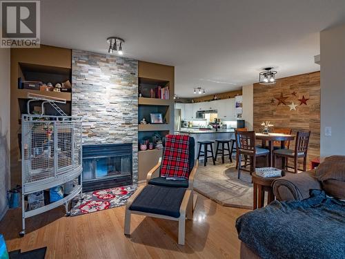 594 Clayton Crescent, Kelowna, BC - Indoor Photo Showing Living Room With Fireplace