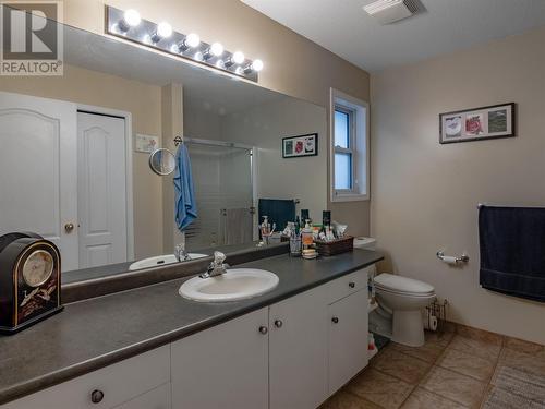 594 Clayton Crescent, Kelowna, BC - Indoor Photo Showing Bathroom