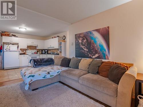 594 Clayton Crescent, Kelowna, BC - Indoor Photo Showing Living Room