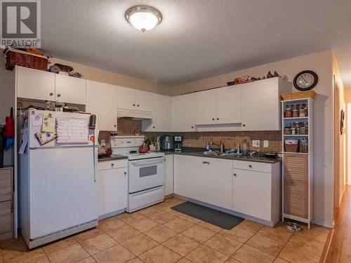 594 Clayton Crescent, Kelowna, BC - Indoor Photo Showing Kitchen With Double Sink