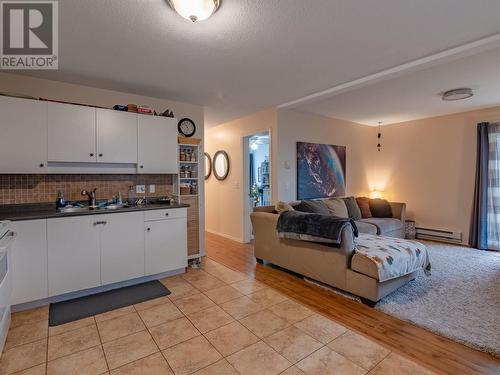 594 Clayton Crescent, Kelowna, BC - Indoor Photo Showing Kitchen