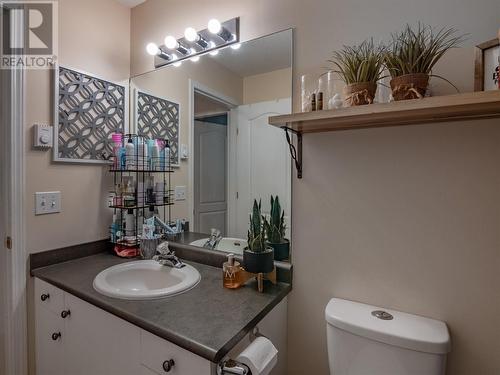 594 Clayton Crescent, Kelowna, BC - Indoor Photo Showing Bathroom