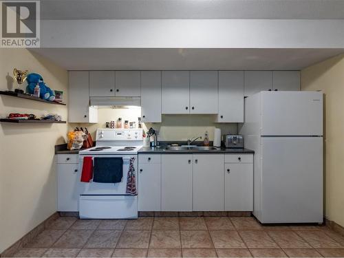 594 Clayton Crescent, Kelowna, BC - Indoor Photo Showing Kitchen With Double Sink