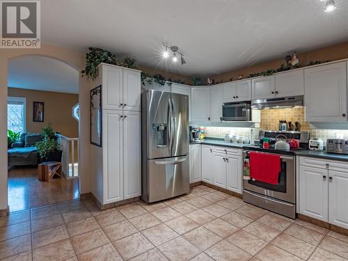 594 Clayton Crescent, Kelowna, BC - Indoor Photo Showing Kitchen