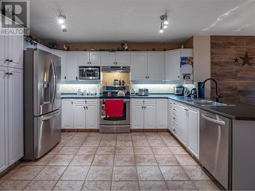 594 Clayton Crescent, Kelowna, BC - Indoor Photo Showing Kitchen With Double Sink