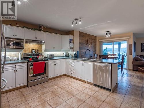 594 Clayton Crescent, Kelowna, BC - Indoor Photo Showing Kitchen