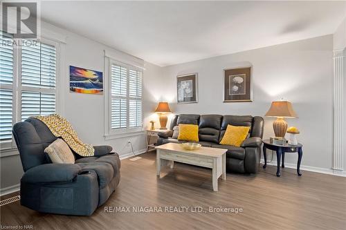 6235 Johnson Drive, Niagara Falls, ON - Indoor Photo Showing Living Room