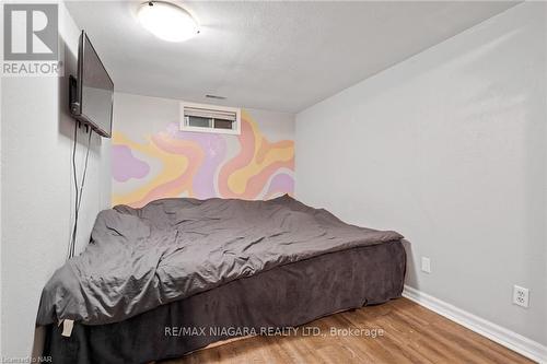 6235 Johnson Drive, Niagara Falls, ON - Indoor Photo Showing Bedroom