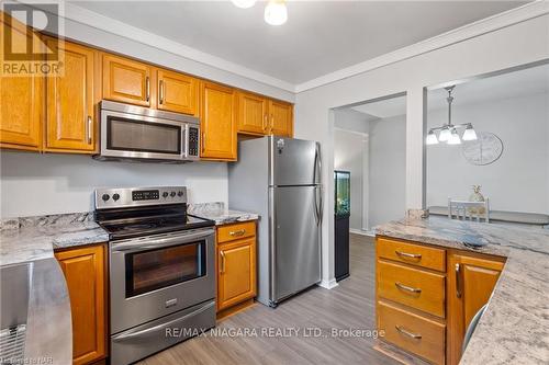 6235 Johnson Drive, Niagara Falls, ON - Indoor Photo Showing Kitchen