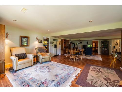 3447 Highway 3A, Nelson, BC - Indoor Photo Showing Living Room