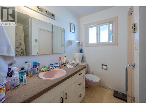 1539 Lawrence Avenue, Penticton, BC - Indoor Photo Showing Bathroom