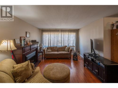 1539 Lawrence Avenue, Penticton, BC - Indoor Photo Showing Living Room