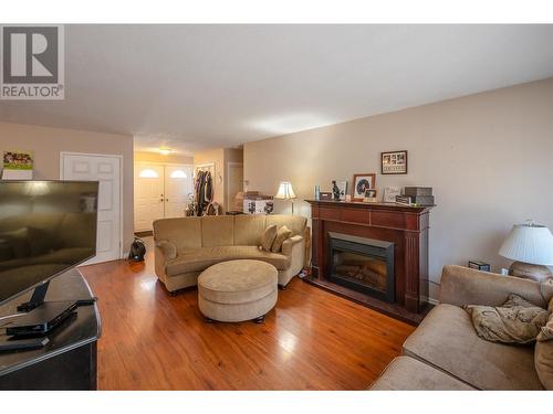 1539 Lawrence Avenue, Penticton, BC - Indoor Photo Showing Living Room With Fireplace