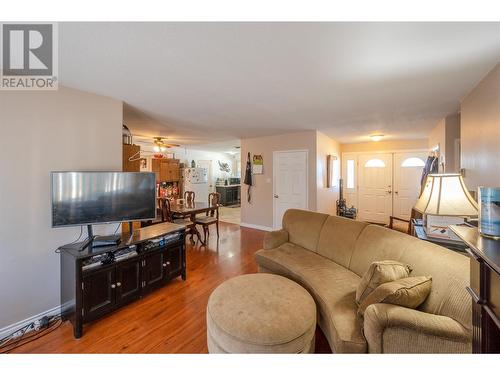 1539 Lawrence Avenue, Penticton, BC - Indoor Photo Showing Living Room