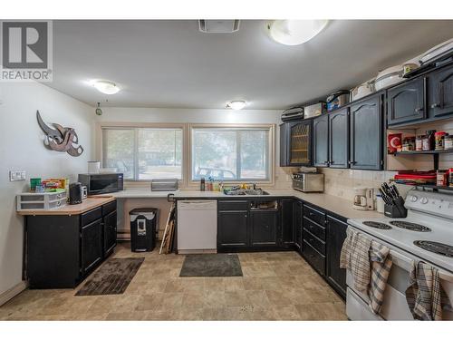 1539 Lawrence Avenue, Penticton, BC - Indoor Photo Showing Kitchen With Double Sink