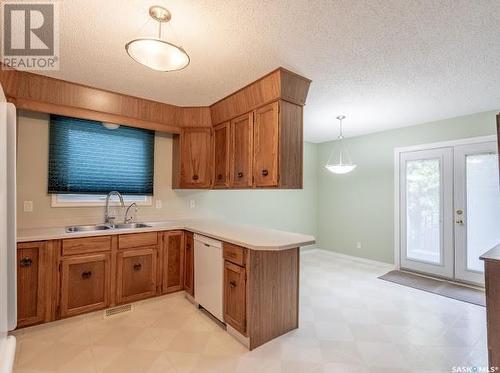 2843 Kutarna Crescent E, Regina, SK - Indoor Photo Showing Kitchen With Double Sink