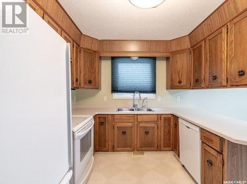 2843 Kutarna Crescent E, Regina, SK - Indoor Photo Showing Kitchen With Double Sink