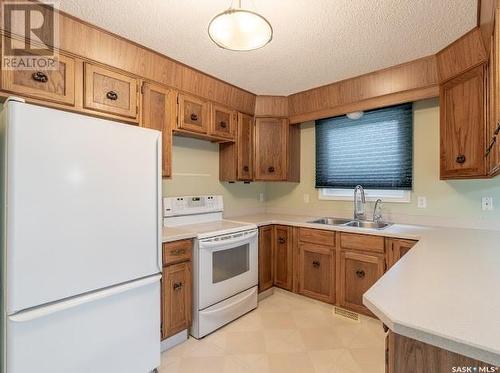 2843 Kutarna Crescent E, Regina, SK - Indoor Photo Showing Kitchen With Double Sink