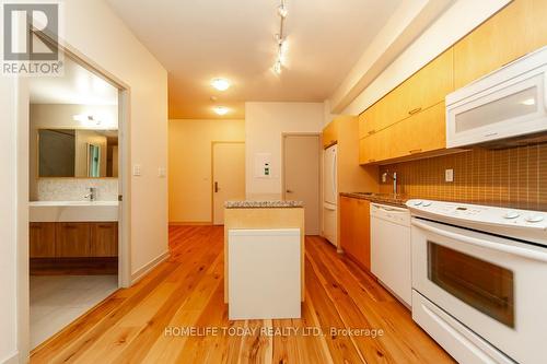 806 - 126 Simcoe Street, Toronto (Waterfront Communities), ON - Indoor Photo Showing Kitchen