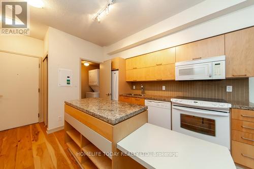 806 - 126 Simcoe Street, Toronto (Waterfront Communities), ON - Indoor Photo Showing Kitchen