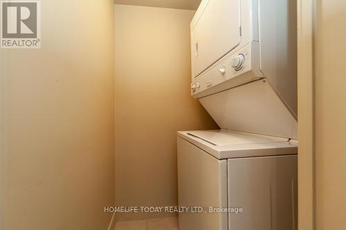 806 - 126 Simcoe Street, Toronto (Waterfront Communities), ON - Indoor Photo Showing Laundry Room