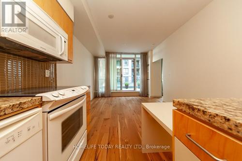 806 - 126 Simcoe Street, Toronto (Waterfront Communities), ON - Indoor Photo Showing Kitchen