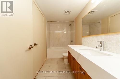 806 - 126 Simcoe Street, Toronto (Waterfront Communities), ON - Indoor Photo Showing Bathroom