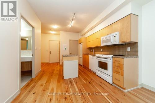 806 - 126 Simcoe Street, Toronto (Waterfront Communities), ON - Indoor Photo Showing Kitchen