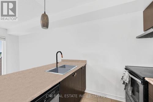 825 Cook Crescent, Shelburne, ON - Indoor Photo Showing Kitchen With Double Sink