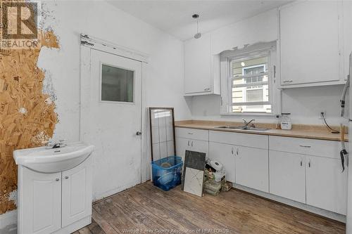 505 Mckay Ave, Windsor, ON - Indoor Photo Showing Kitchen With Double Sink