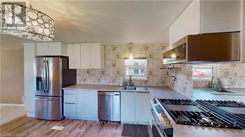 87 Sussex Square, Georgian Bluffs, ON - Indoor Photo Showing Kitchen